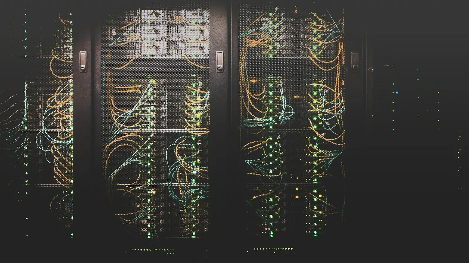 Rak server dengan kabel jaringan tertata dan lampu indikator menyala